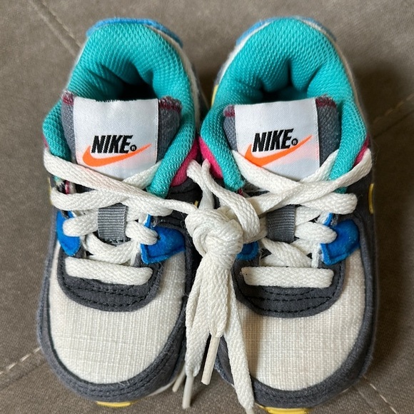 Nike Gray and White Sneakers for Everyday Comfort - Picture 3 of 10